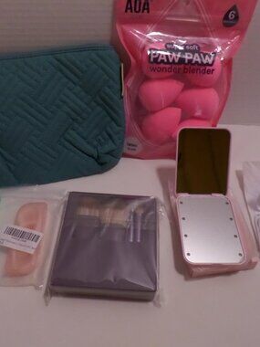 Small Lot of Women’s Travel Essential – New